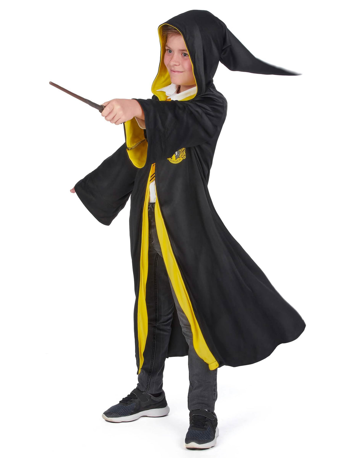 Bočný pohľad s prútikom na klasickom kostýme tiesňového domu Harry Potter pre dieťa