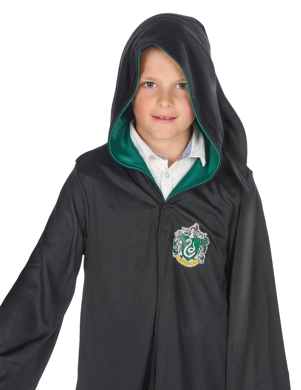 Gros plan sur la capuche et l'écusson du déguisement classique Serpentard Harry Potter™