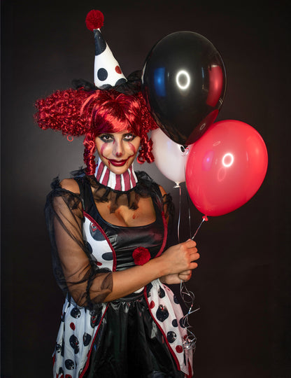 Vue avec ballons du déguisement de clown psycho pour femme
