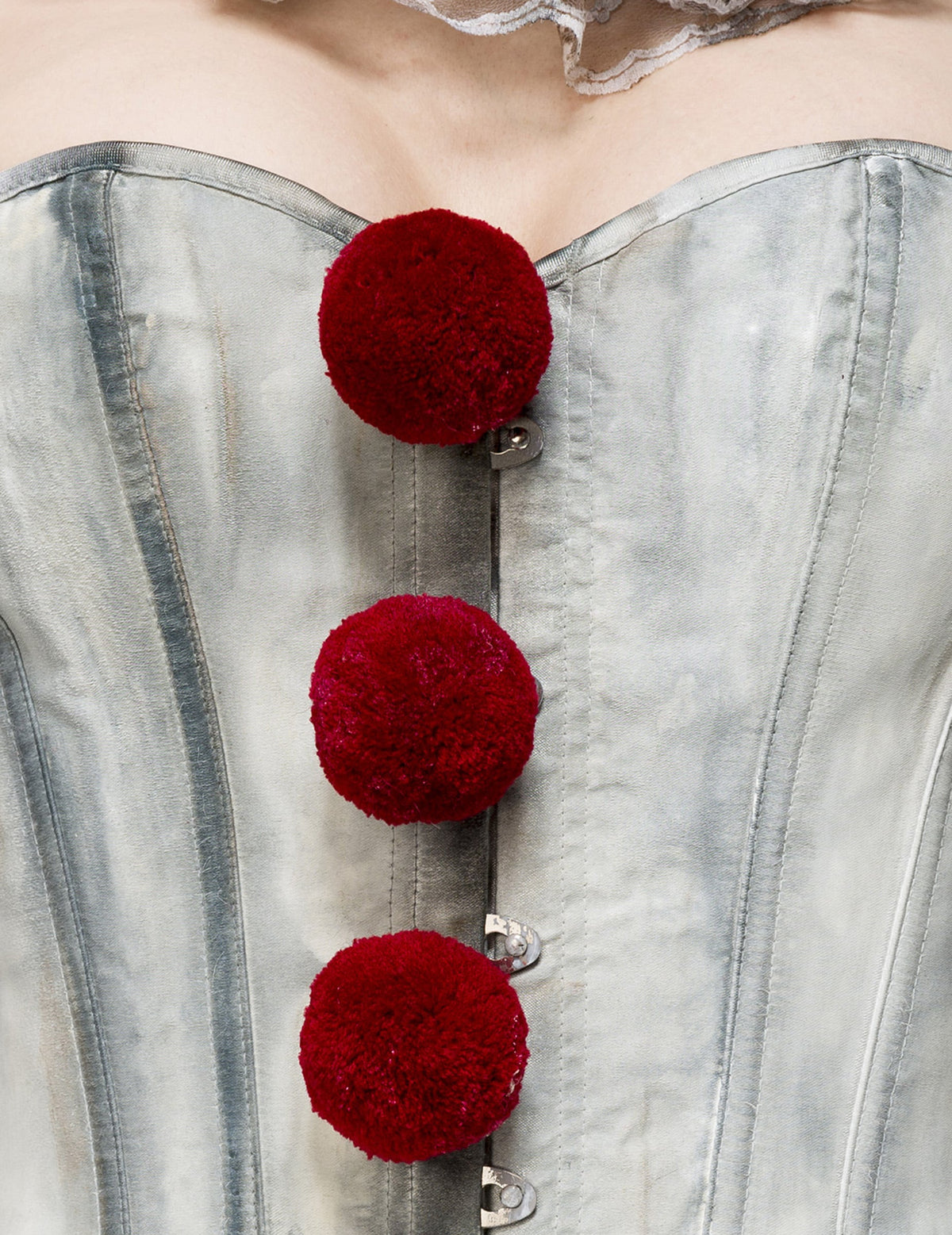 Gros plan sur les pompons rouges du bustier du déguisement clown terrifiant sexy luxe