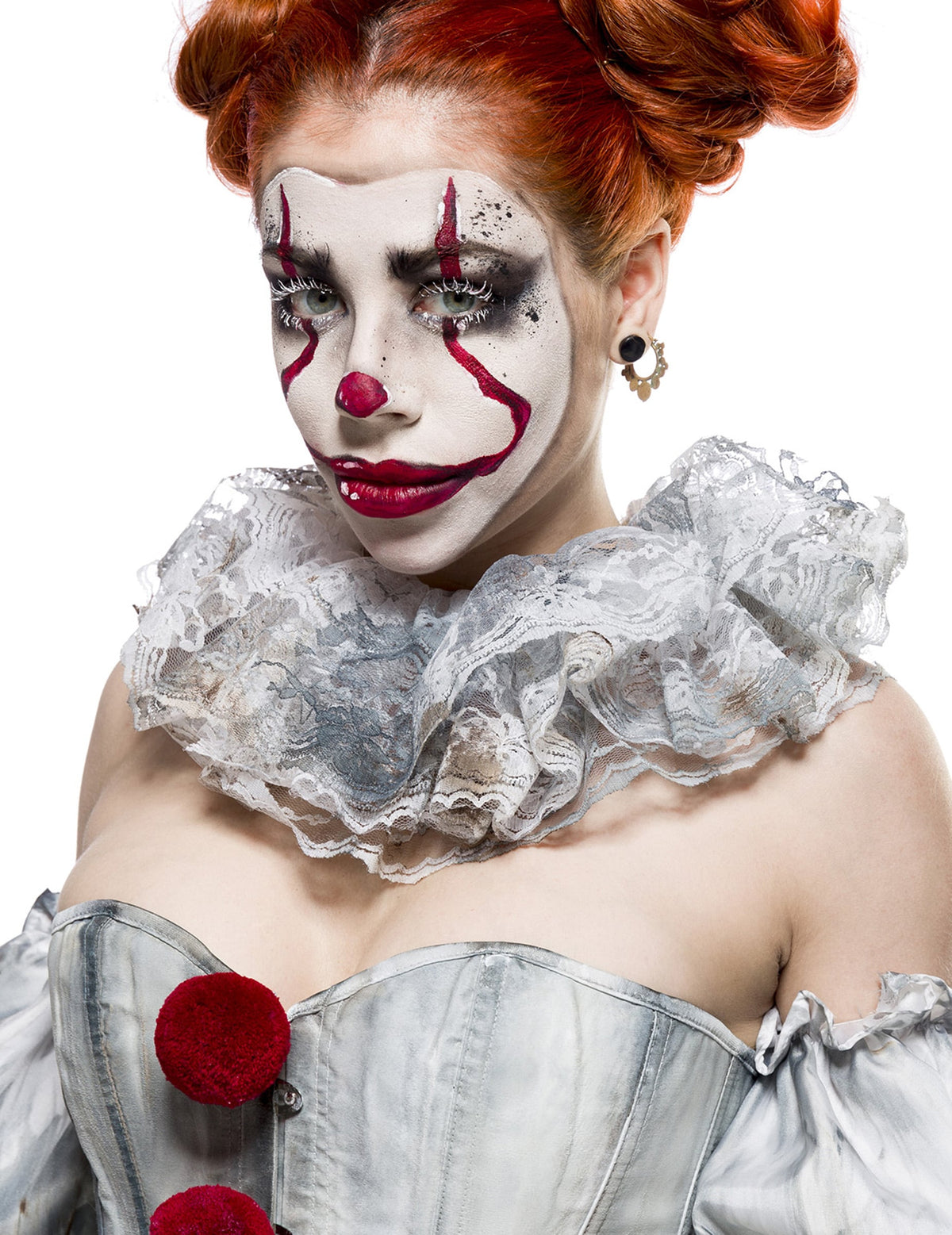 Gros plan sur le maquillage et la collerette du déguisement clown terrifiant sexy luxe
