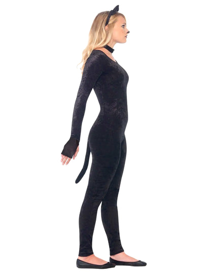 Pohľad z boku na dizajn kostýmu mačky pre tínedžerku