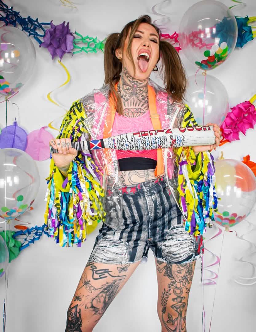 Pohľad spredu s baseballovou pálkou z kompletného kostýmu Harley Quinn Birds of Prey luxus