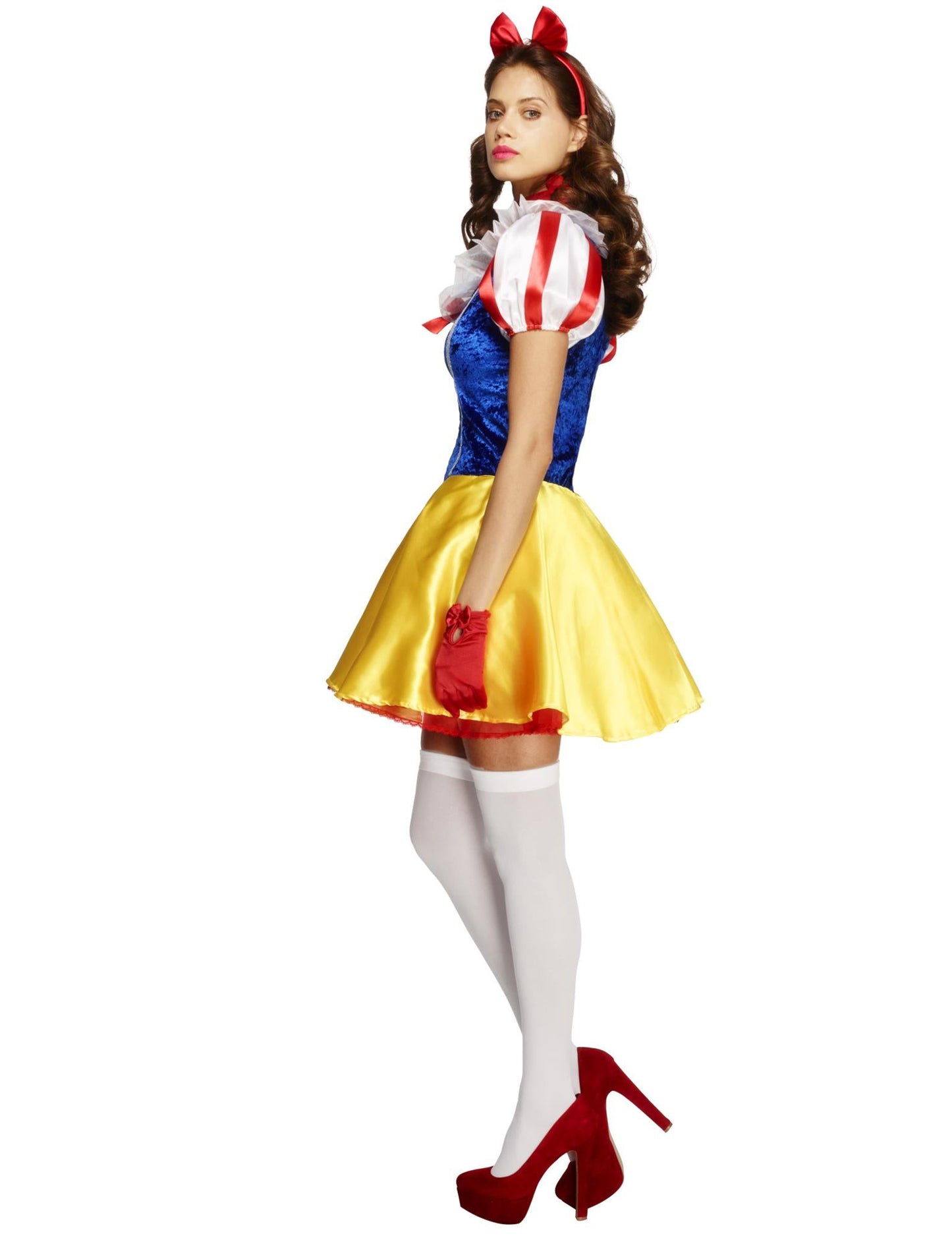 Pohľad z boku s bielymi pančuchami a červenými topánkami na sexy kostým rozprávkovej postavy