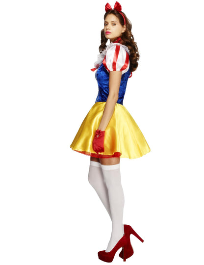 Pohľad z boku s bielymi pančuchami a červenými topánkami na sexy kostým rozprávkovej postavy