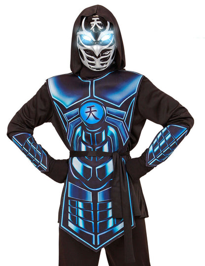 Gros plan sur le masque et le buste du déguisement de cyber ninja lumineux et sonore pour enfant