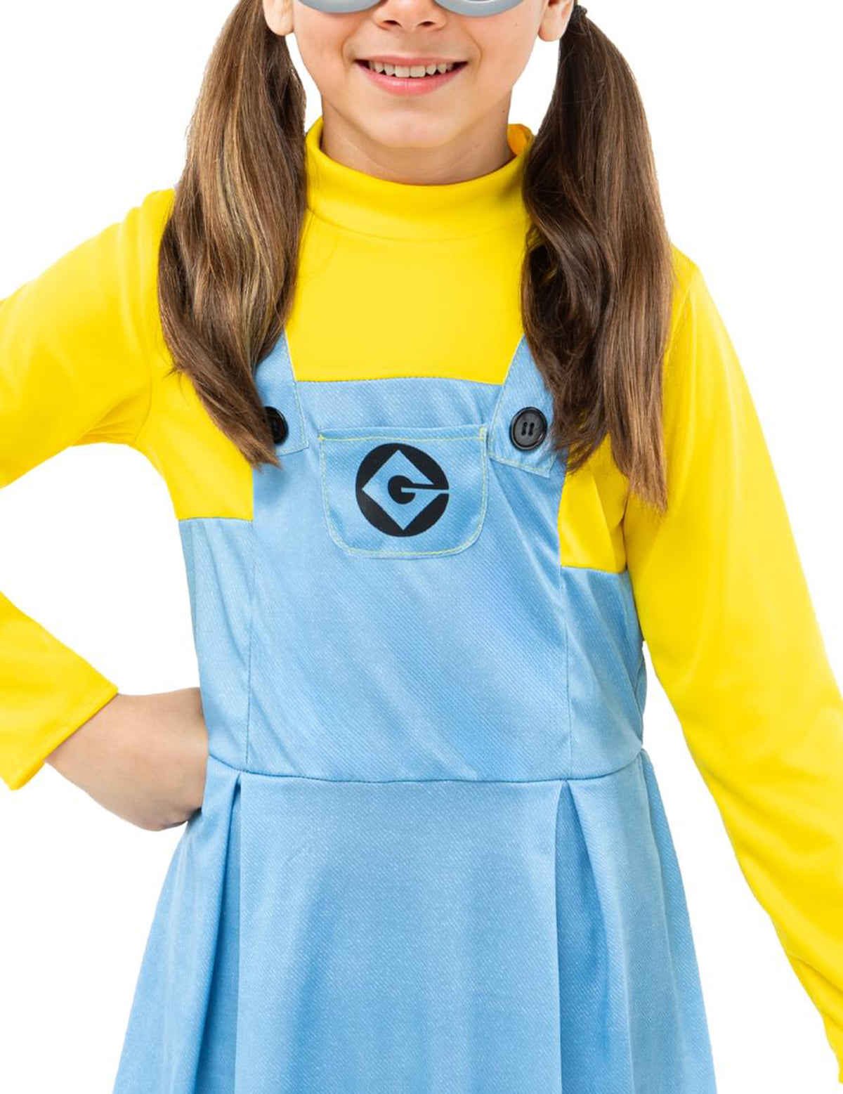Gros plan sur le buste et le logo du déguisement de Minions™ Dave pour fille