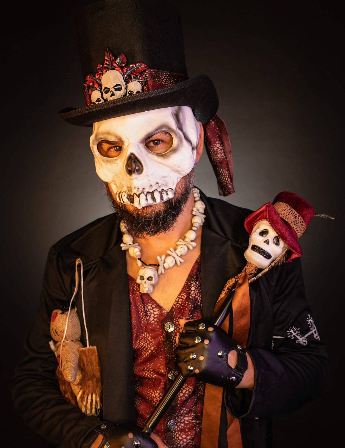 Detail na masku a klobúku kostýmu luxusného voodoo kňaza