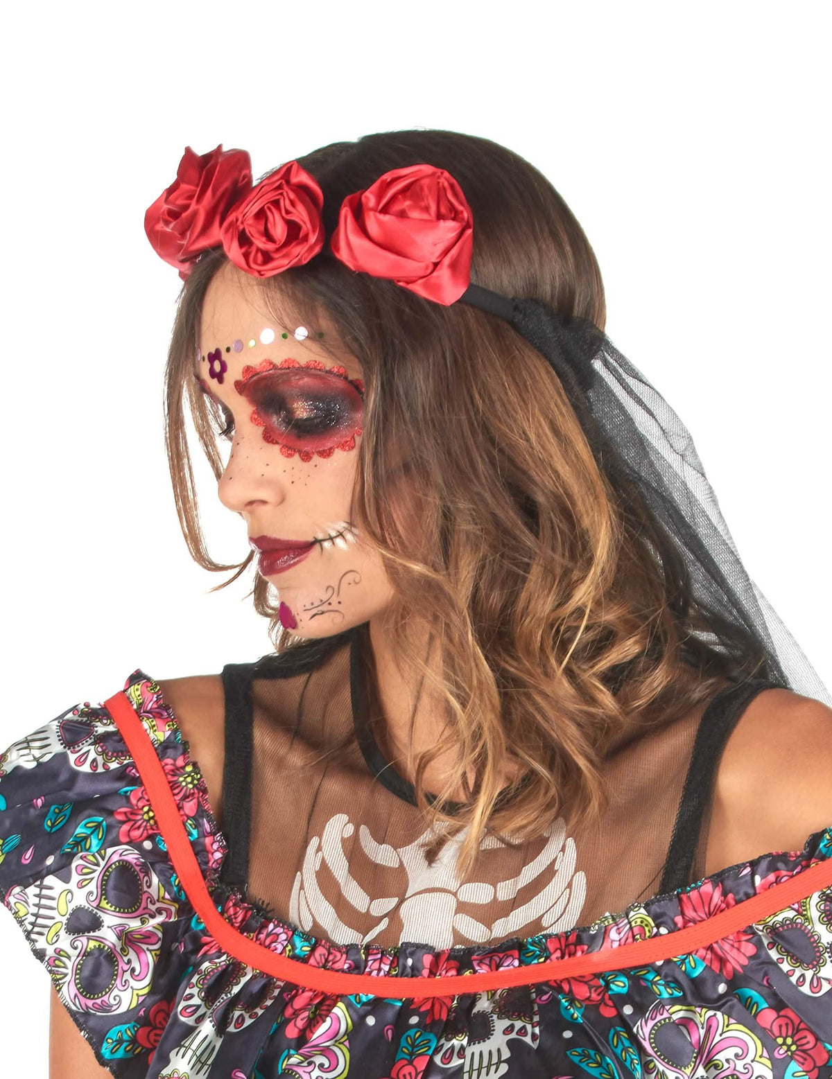 Bočný pohľad na líčidlá a kvetinovú čelenku kostýmu Dia de los Muertos pre ženu