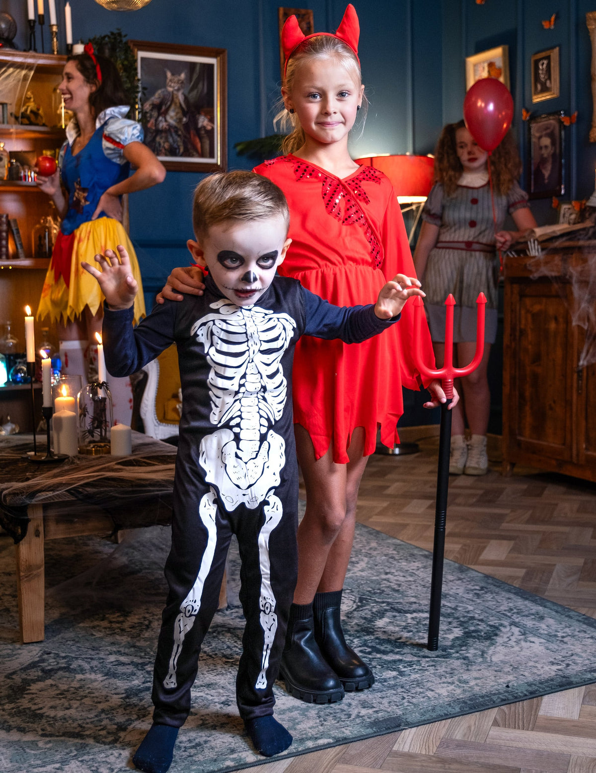 Mise en scène Halloween du déguisement de diablesse pour fille rouge
