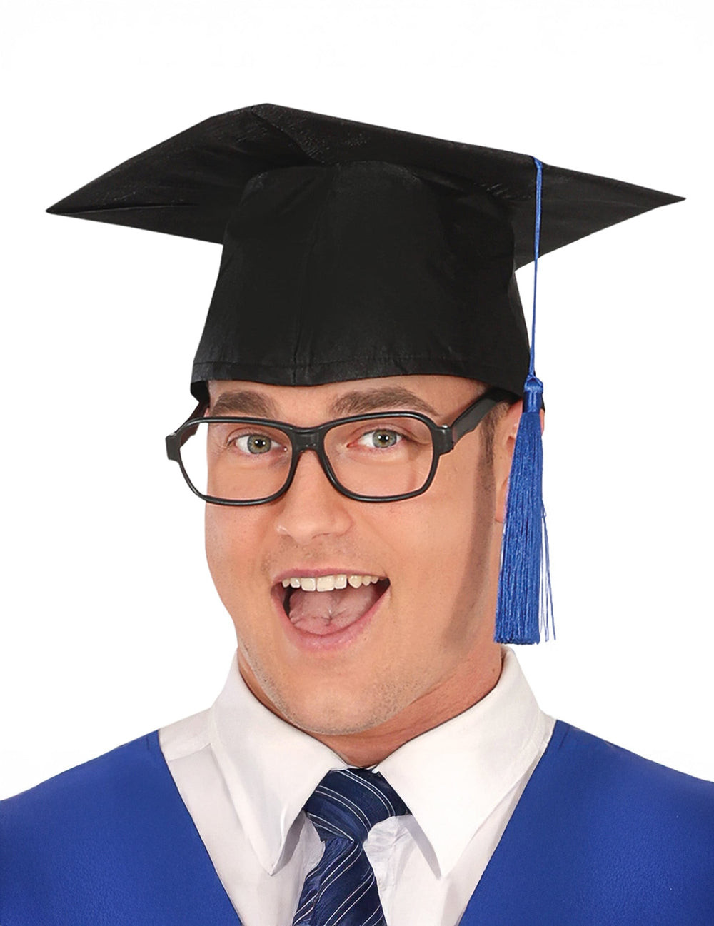 Gros plan sur la toque avec pompon bleu du déguisement diplômé