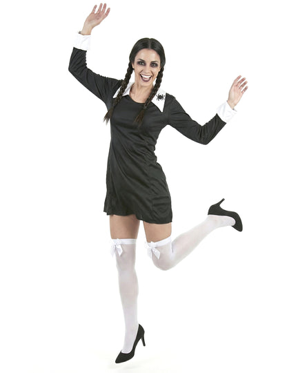 Predný pohľad v pohybe na kostým školáčky na Halloween