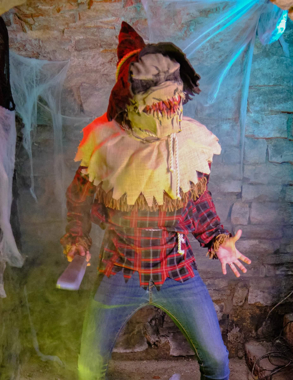 Scéna s nožom pre kostým strašiaka s luxusnou maskou
