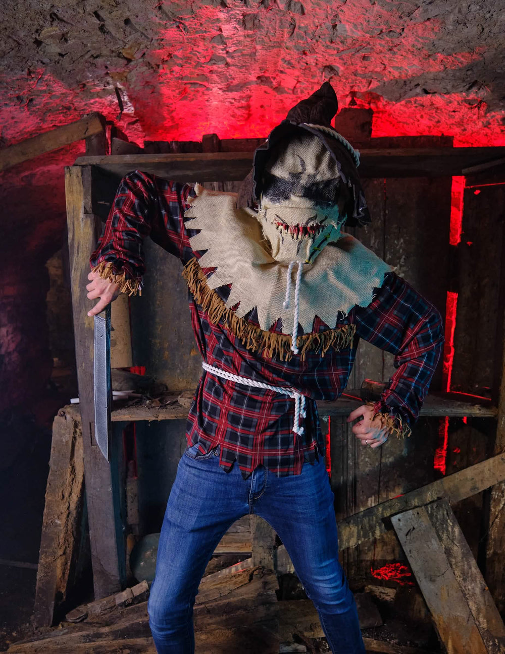 Pohľad spredu s mačetou kostýmu strašiaka s luxusnou maskou