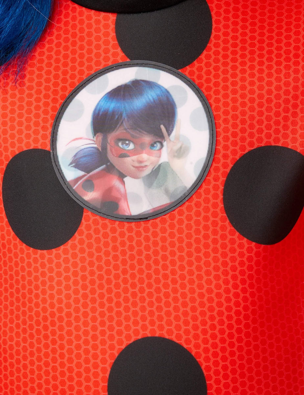 Detail emblému kostýmu a masky Miraculous Ladybug