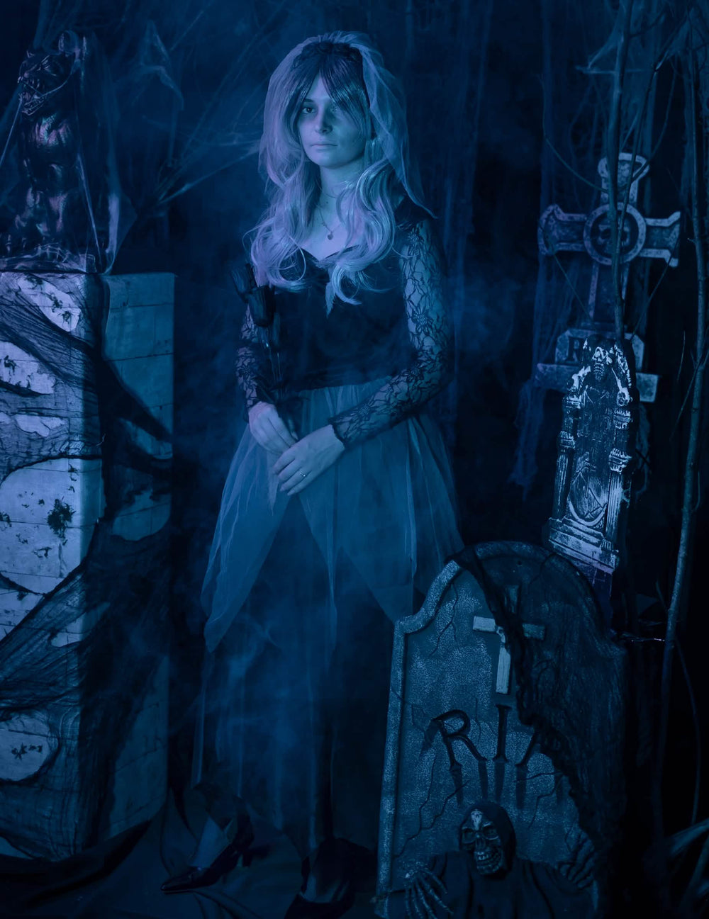 Zasadenie do halloweenového prostredia kostýmu čiernej nevesty - ducha