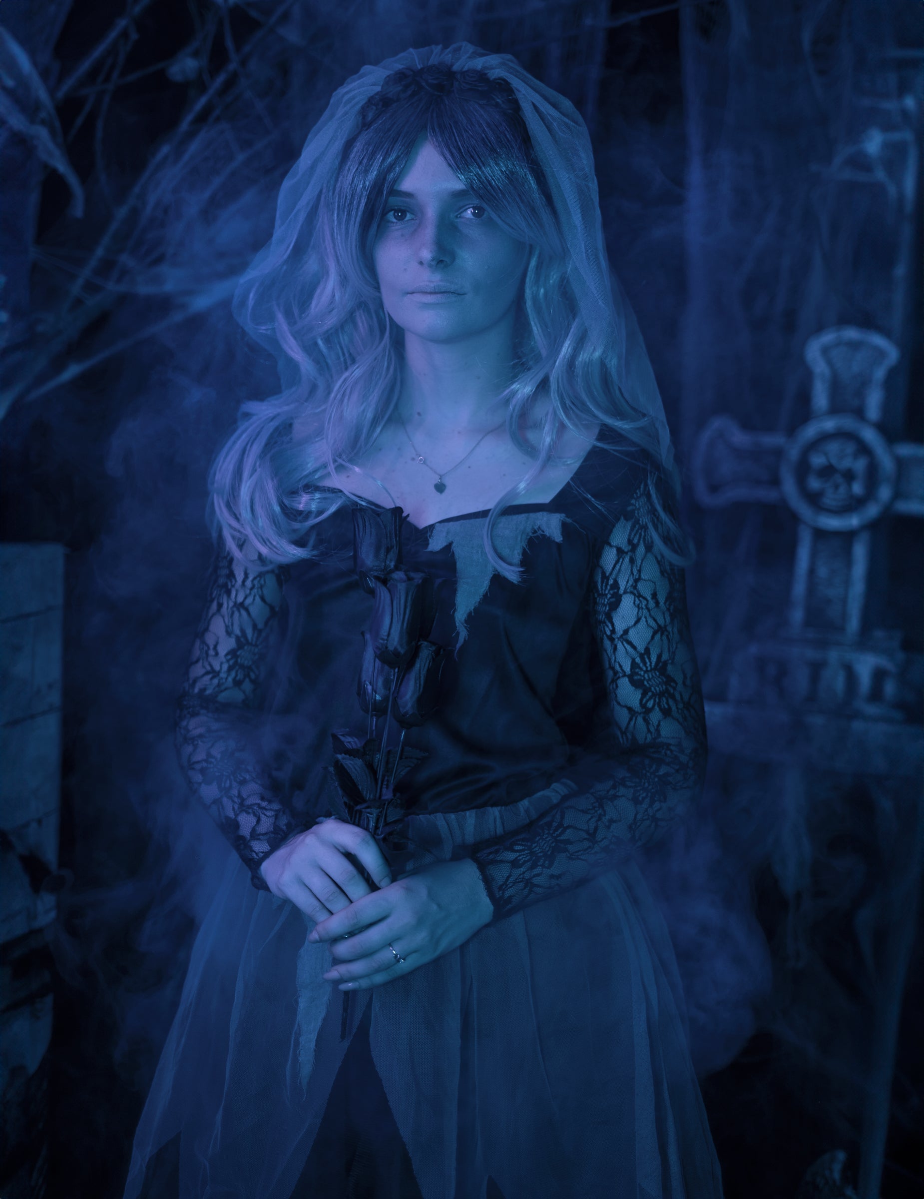 Detailný pohľad na kyticu čiernych ruží z kostýmu čiernej nevesty ducha pre ženy