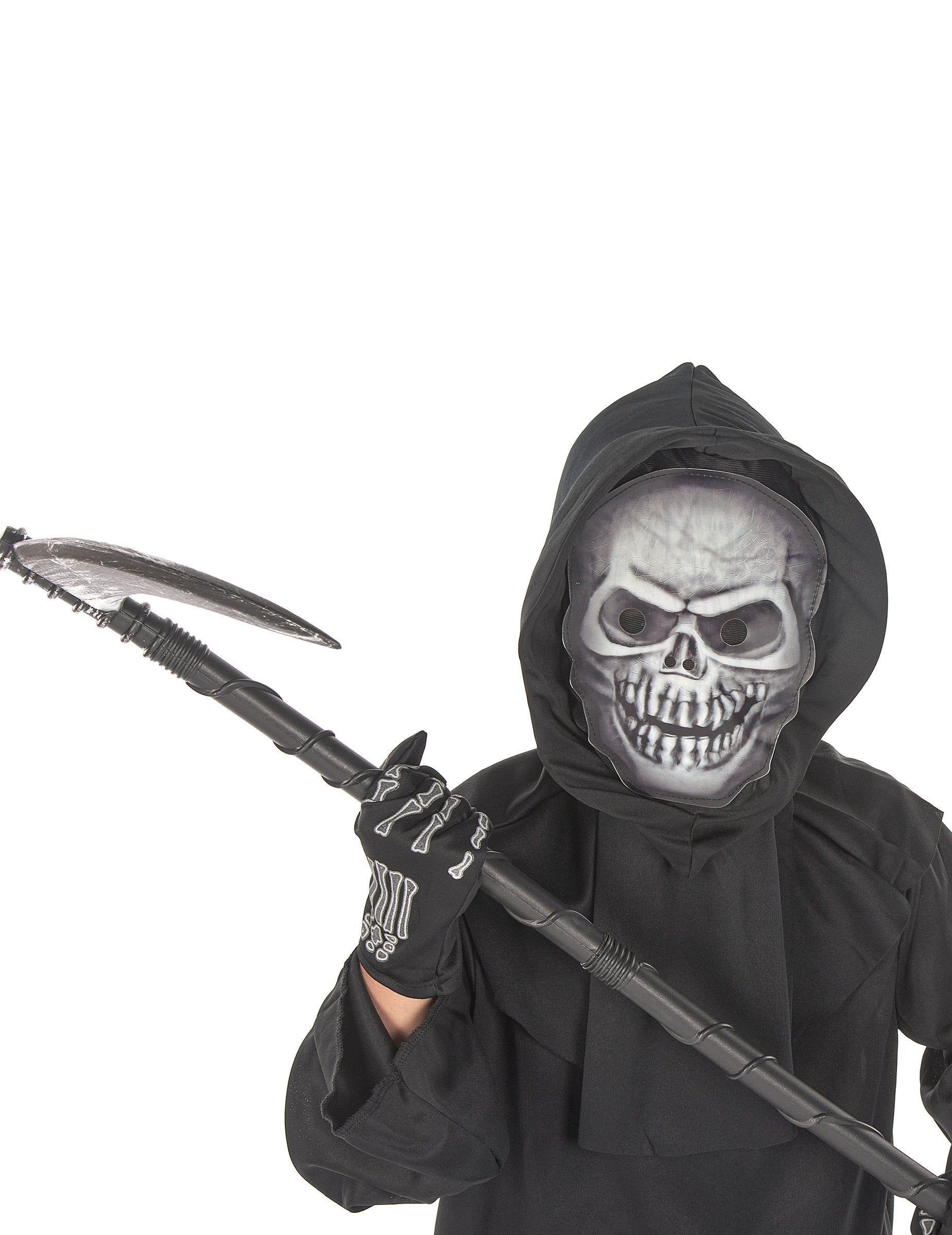 Gros plan sur le masque et la faux du déguisement faucheur sinistre