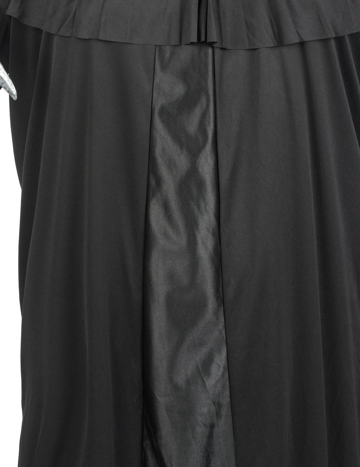 Détail du tissu et des plis du déguisement de faucheuse