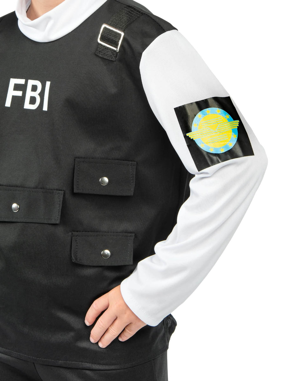 Detailný záber na vestu a rukávový odznak detského kostýmu FBI