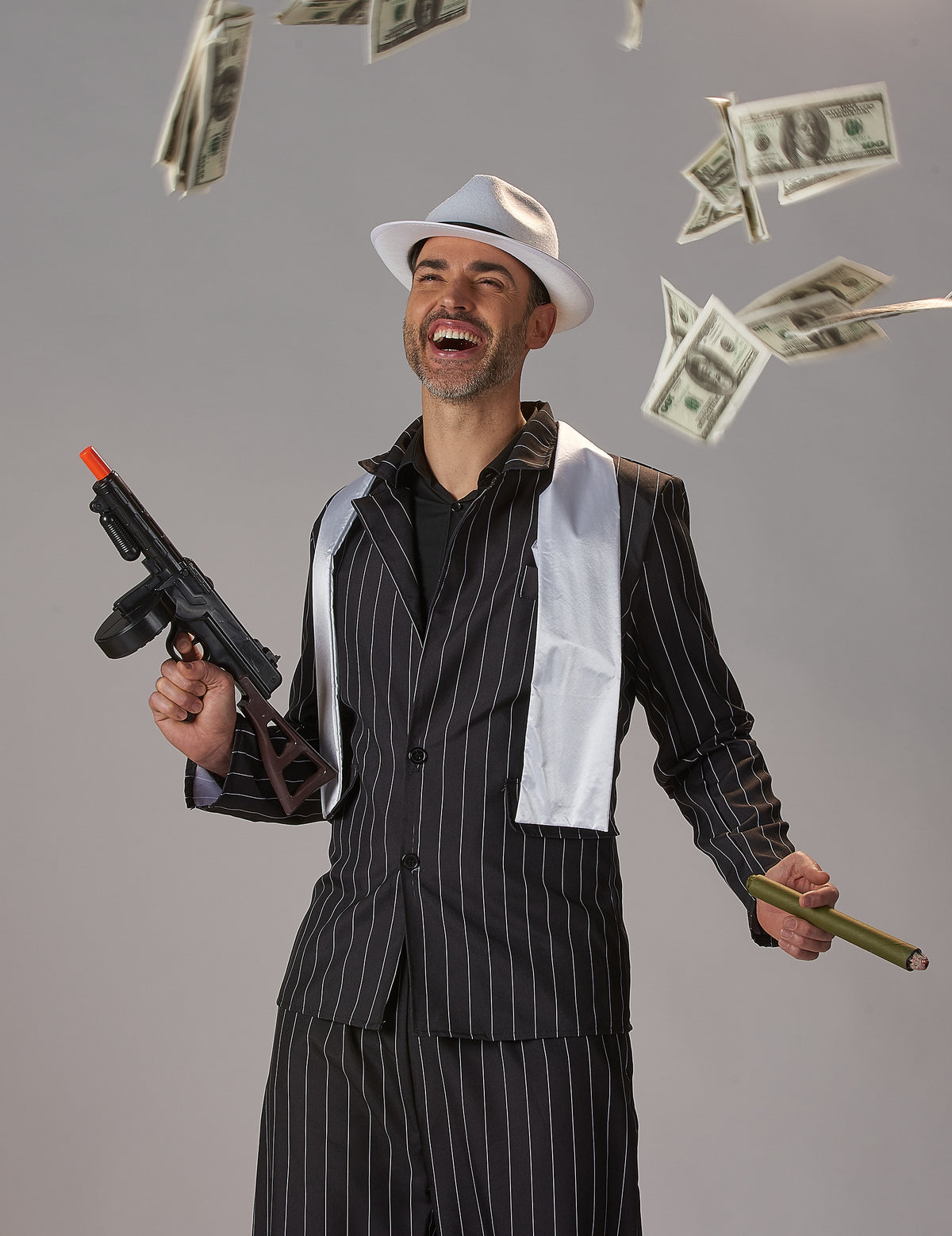 Mise en situation avec accessoires du déguisement de gangster pour homme