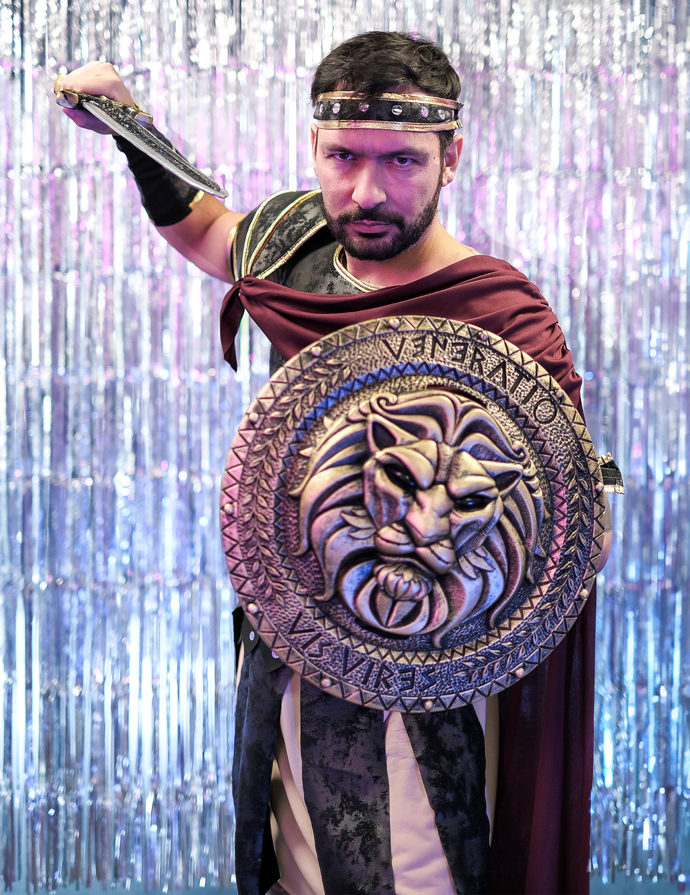Déguisement de gladiateur romain pour homme noir et bordeaux avec bouclier tête de lion