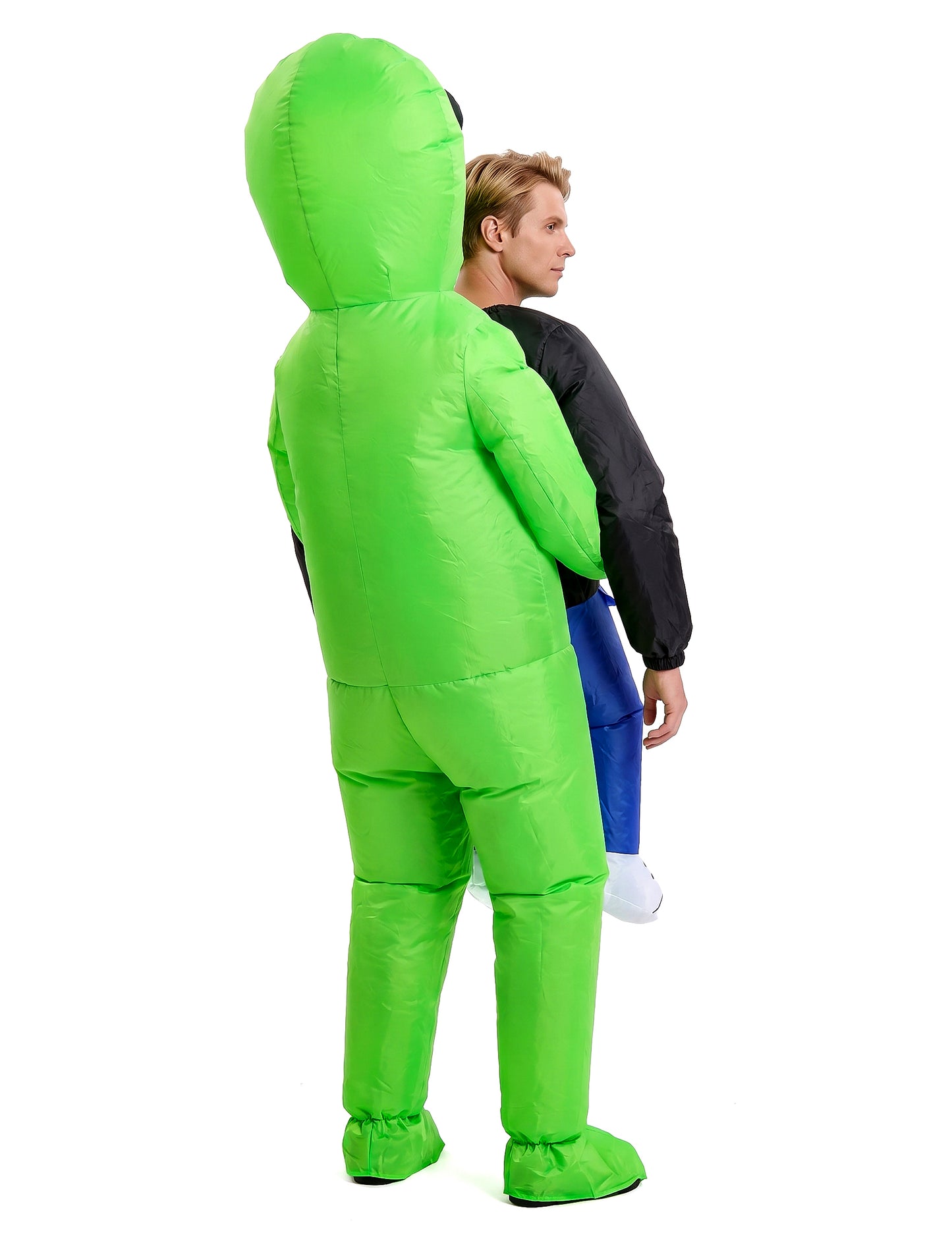 Nafukovacie maskovanie, ktoré nesie dospelý mimozemšťan
