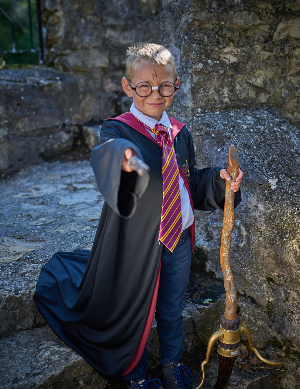 Mise en situation avec le balai du déguisement Harry Potter™ pour enfant
