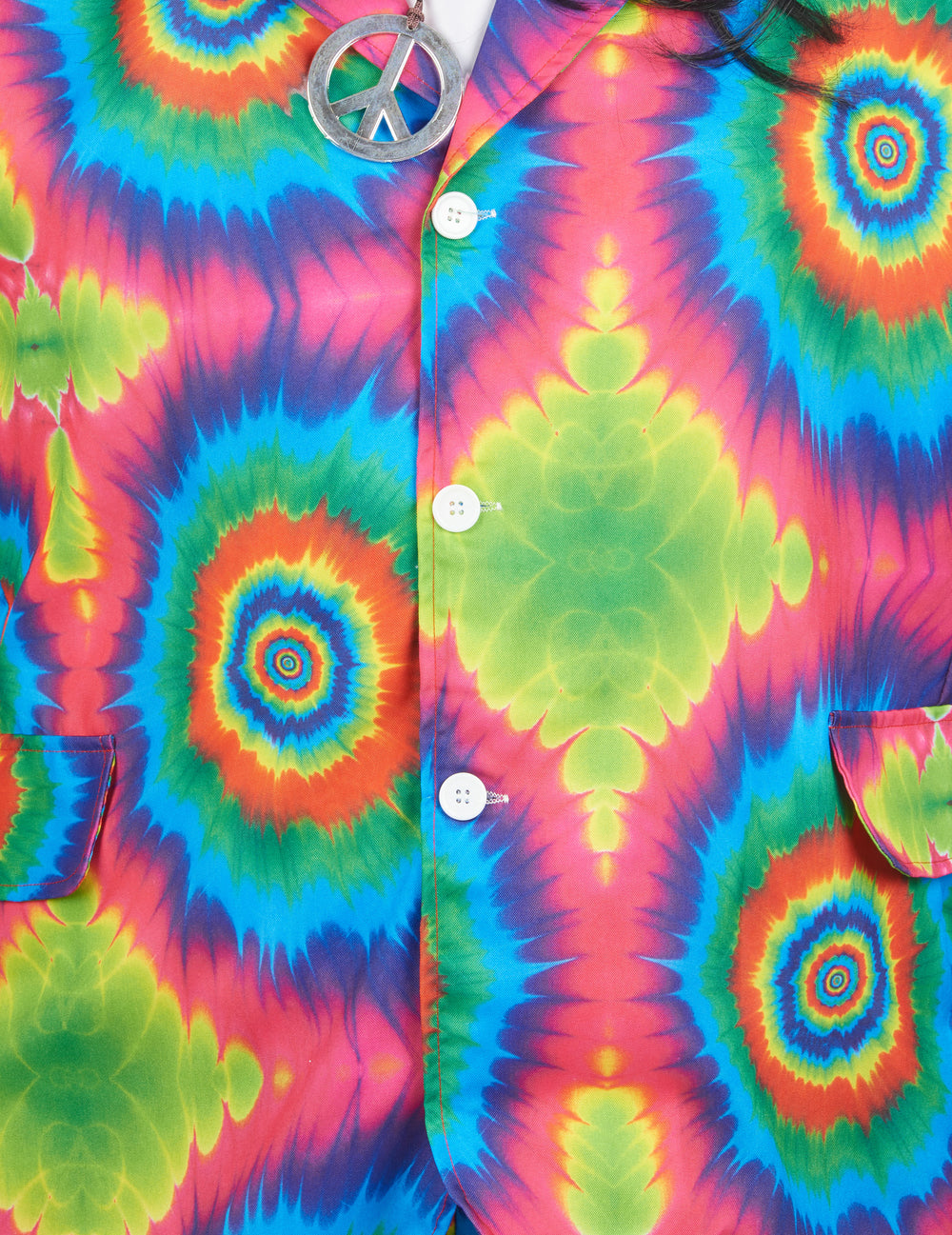 Détail des boutons et du médaillon du déguisement hippie psychédélique pour homme