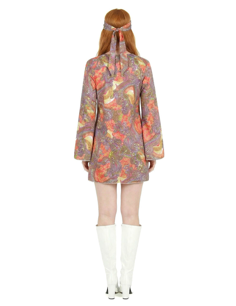 Pohľad zozadu na hippie kostým pre ženu