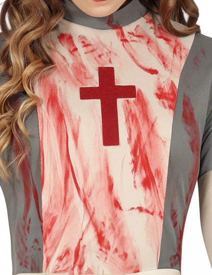 Gros plan sur la croix rouge et les taches de sang du déguisement d'infirmière zombie pour adolescente