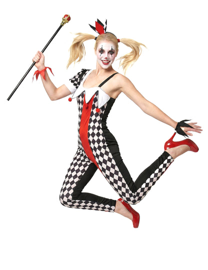 Vue en plein saut du déguisement joker