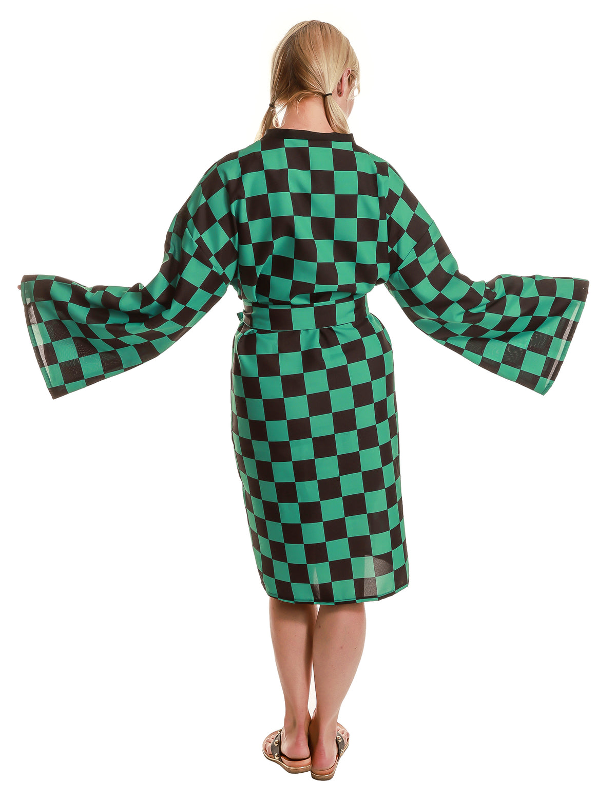 Vue de dos bras écartés du déguisement kimono manga à damier pour adulte