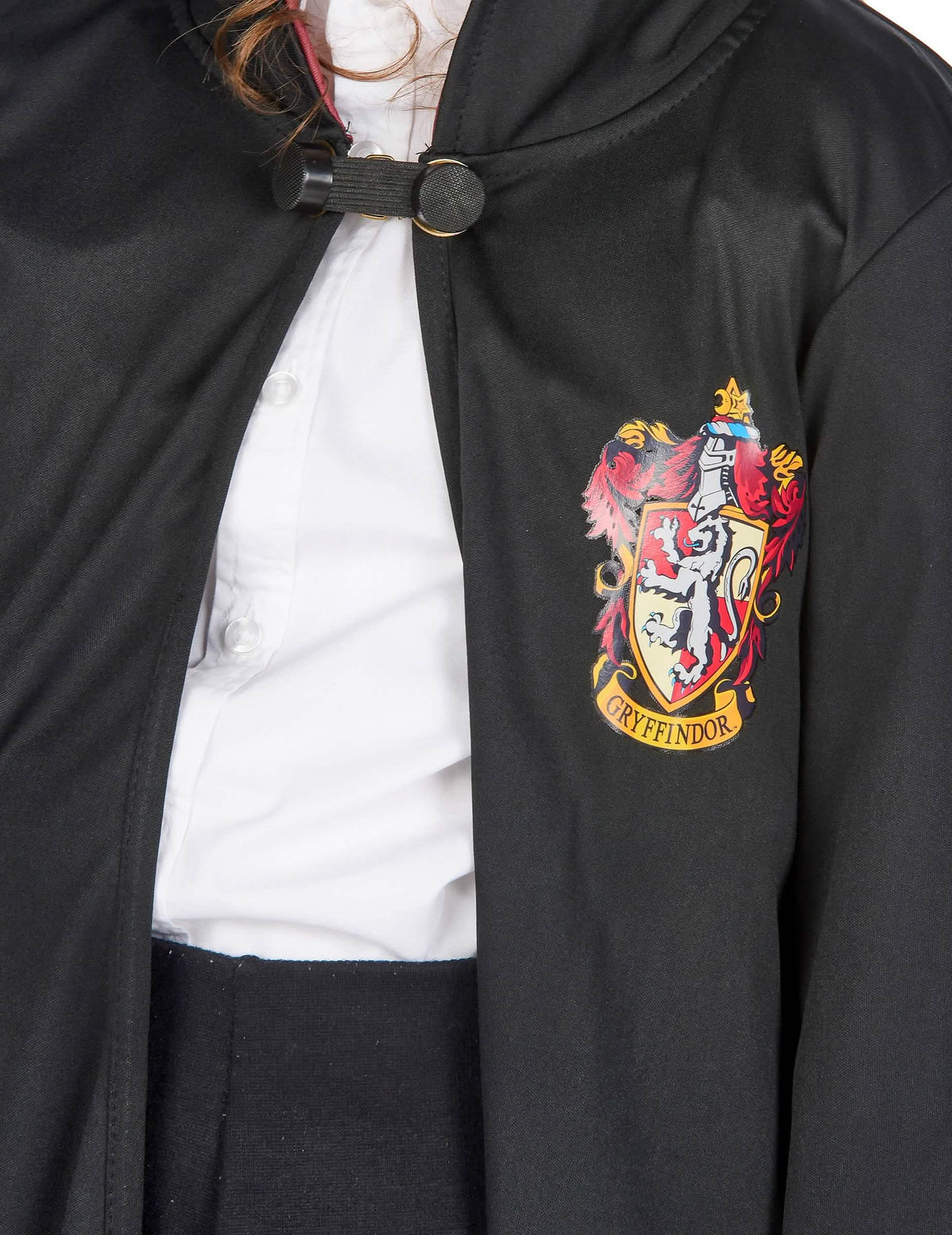 Detail na erb a zapínanie luxusného kostýmu čarodejníckych šiat Gryffindor Harry Potter