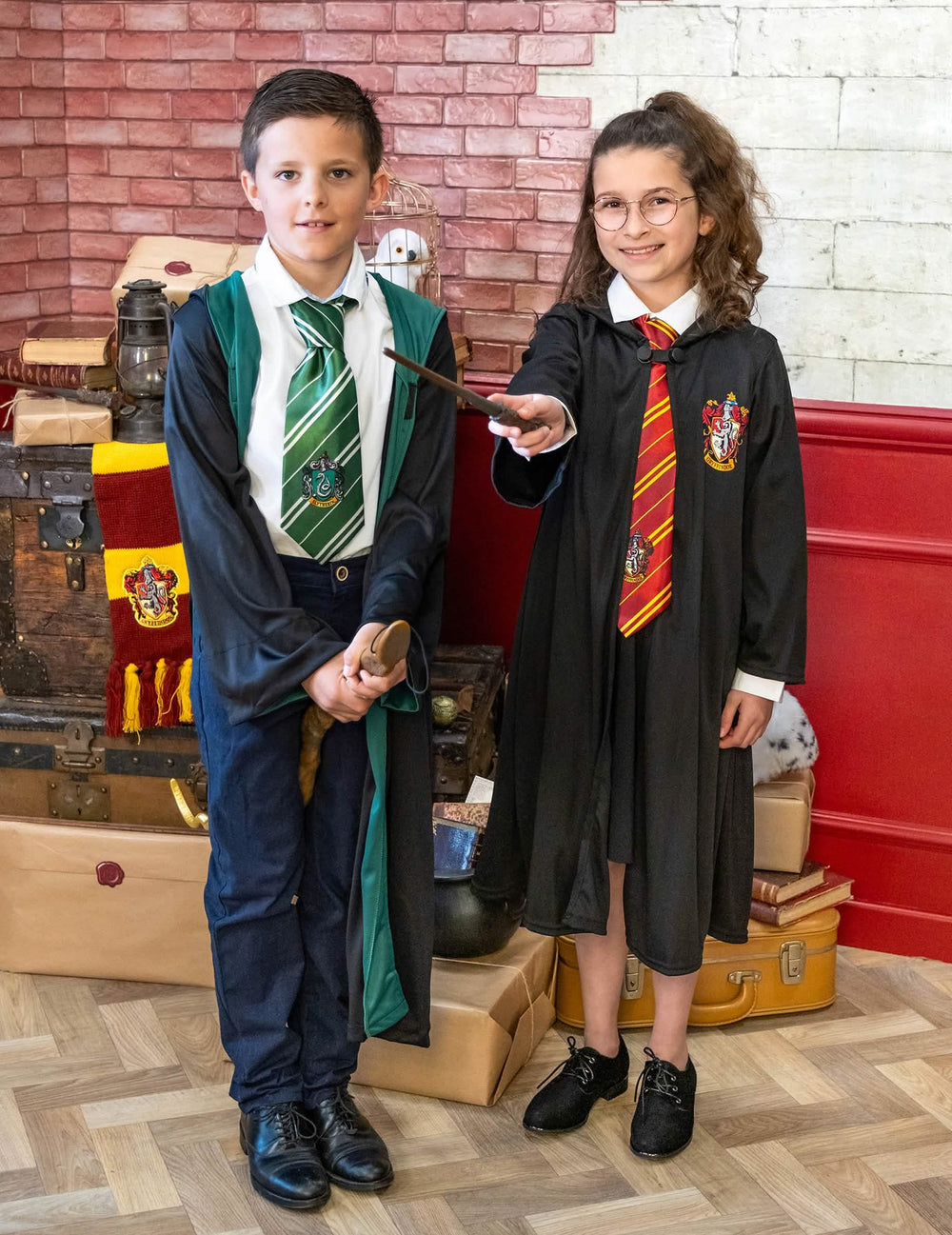 Dvojica v kostýme luxusného kúzelníckeho rúcha Gryffindor Harry Potter