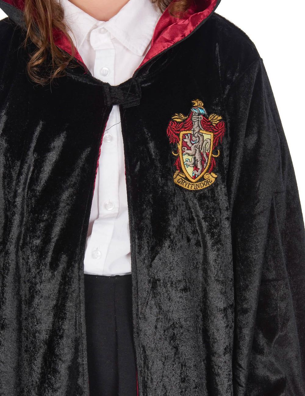 Veľký detail na erb Gryffindor na luxusnom kostýme šaty Harry Potter pre dieťa