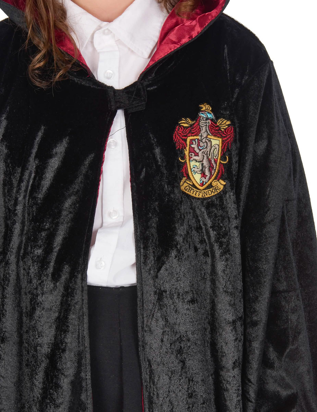 Veľký detail na erb Gryffindor na luxusnom kostýme šaty Harry Potter pre dieťa