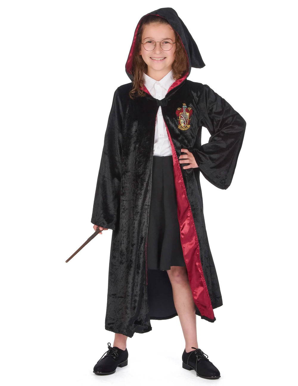 Pohľad spredu s kapucňou a paličkou na kostým luxusné šaty Harry Potter pre dieťa
