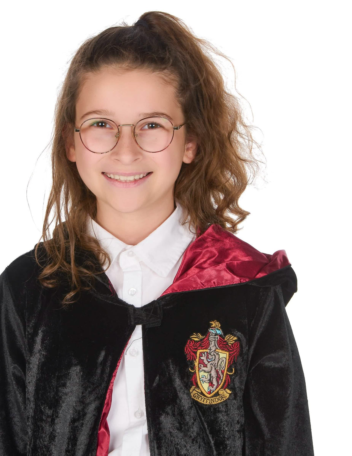 Detailný záber na erb a okuliare luxusného kostýmu šiat Harry Potter