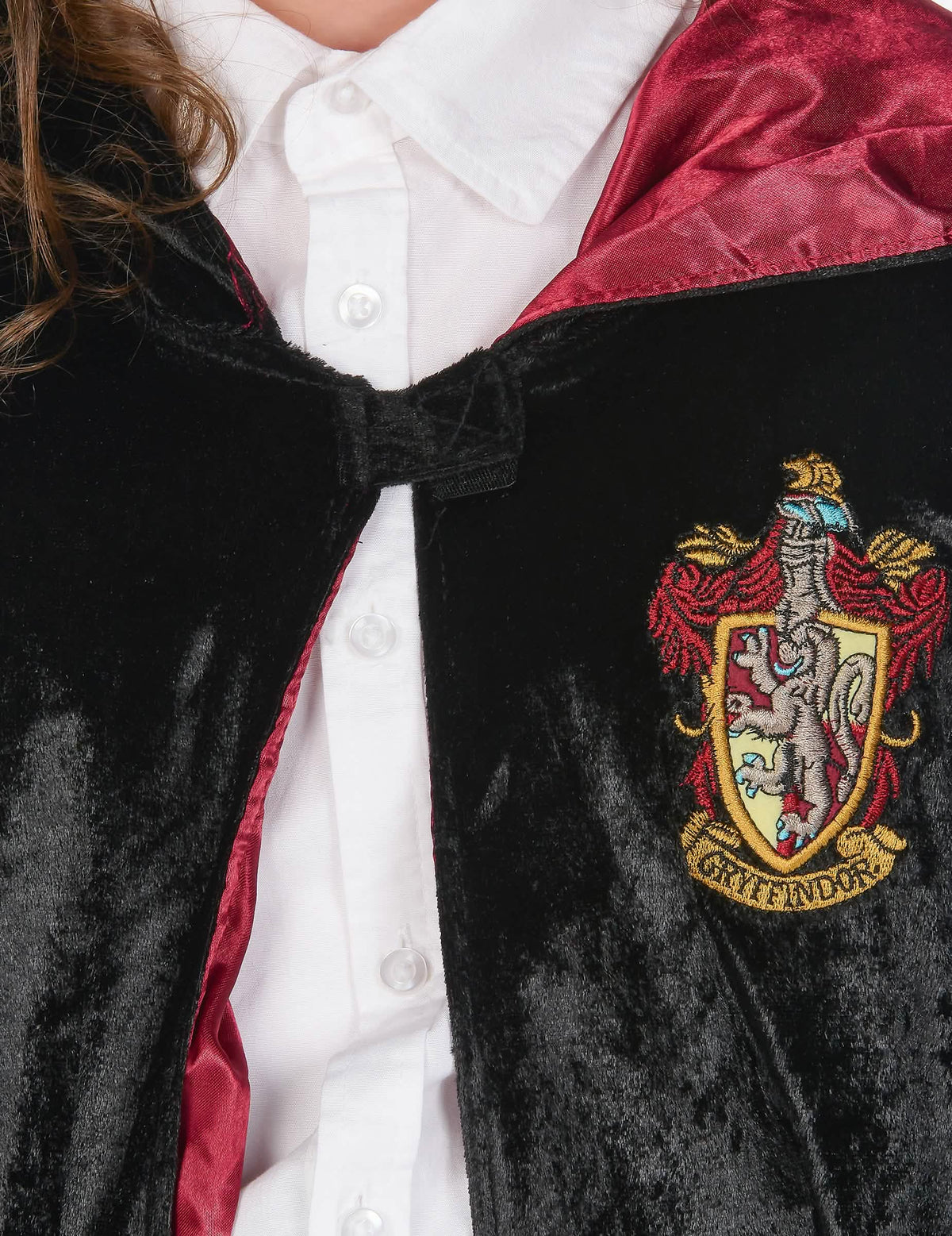Detail erbu Gryffindor na luxus kostýme robe Harry Potter