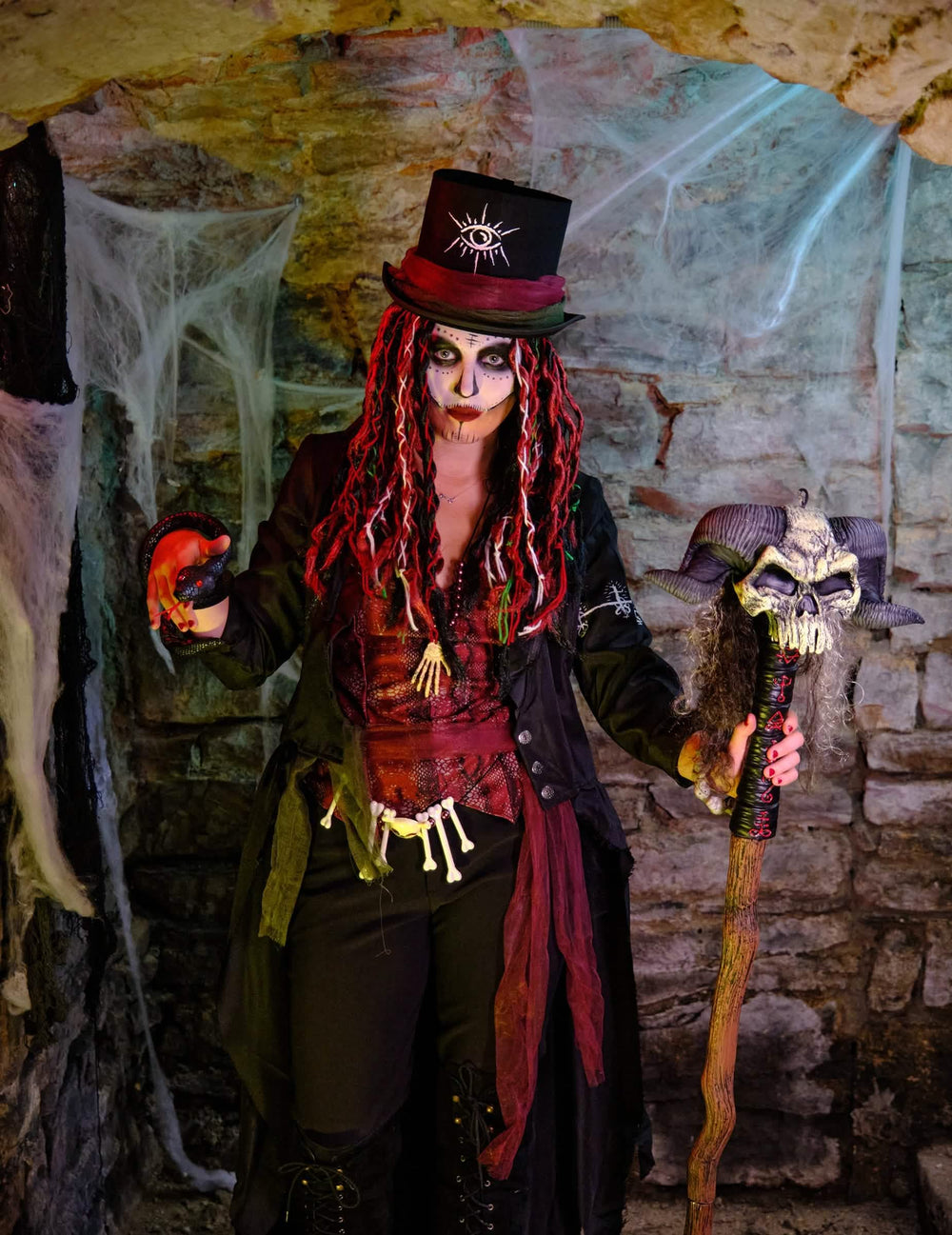 Držanie tela s berlom a hadom z luxusného voodoo kostýmu čarodejnice