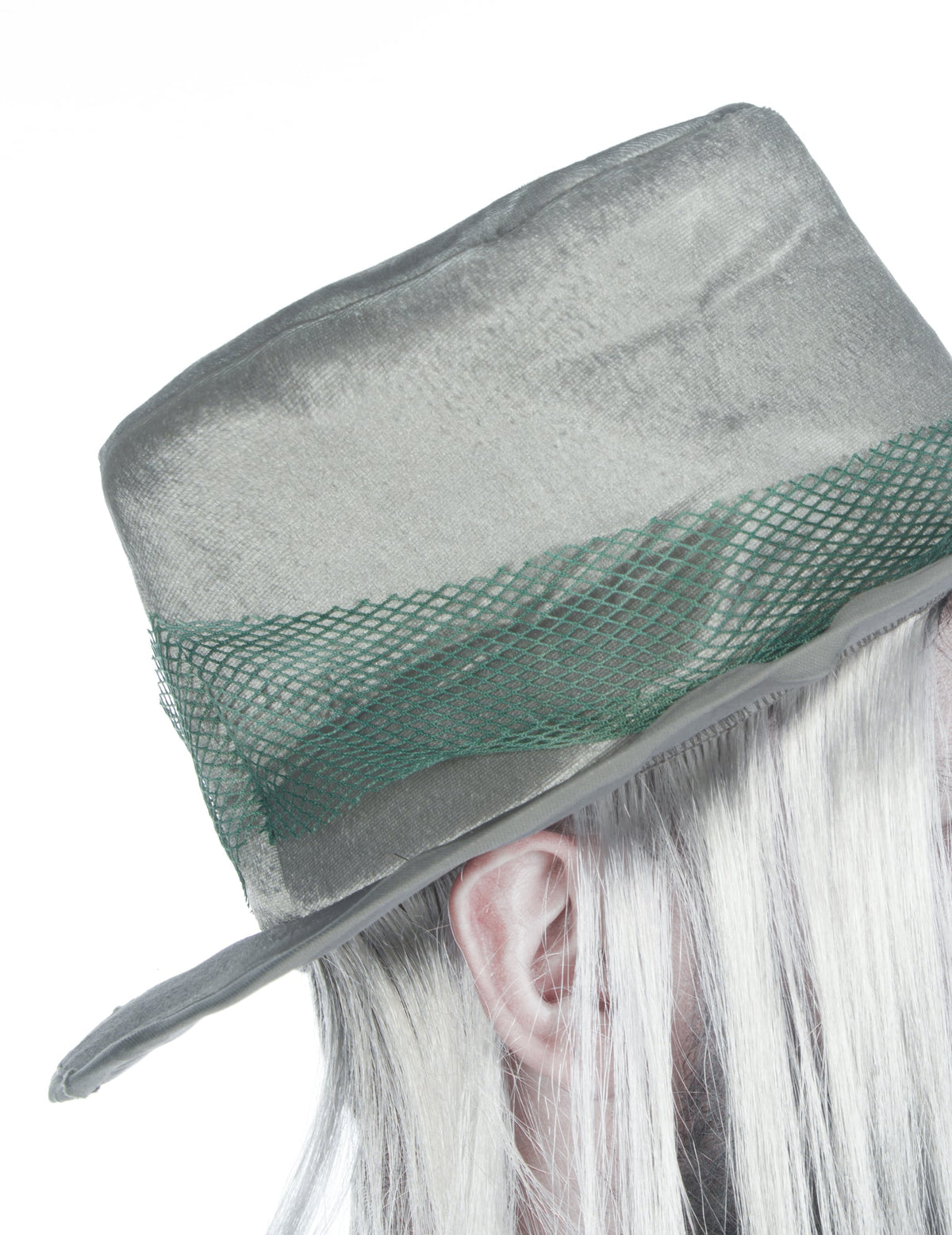 Gros plan sur le chapeau avec filet vert du déguisement marié fantôme pour adulte