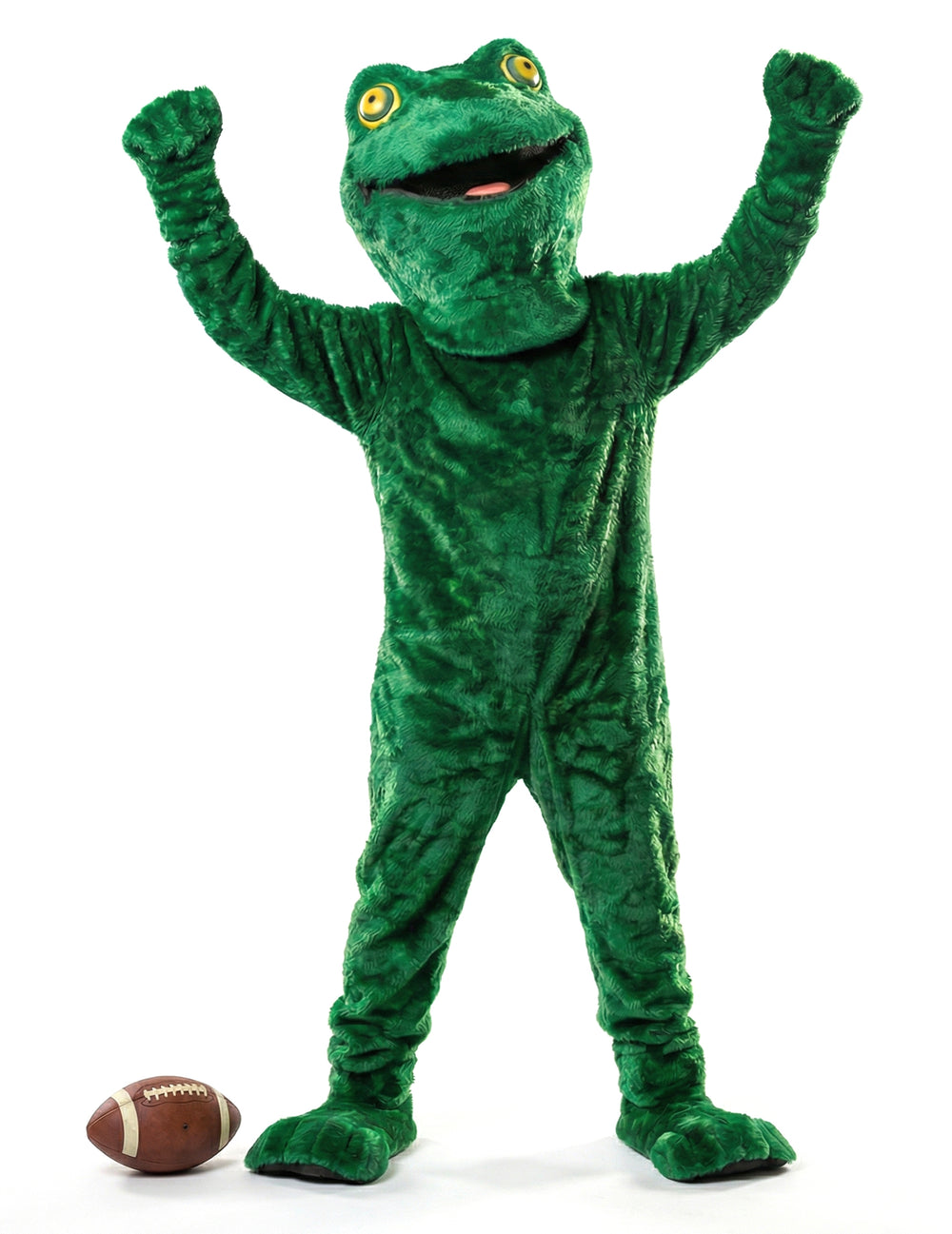 Mise en situation avec ballon de football et bras levés du déguisement mascotte grenouille pour adulte