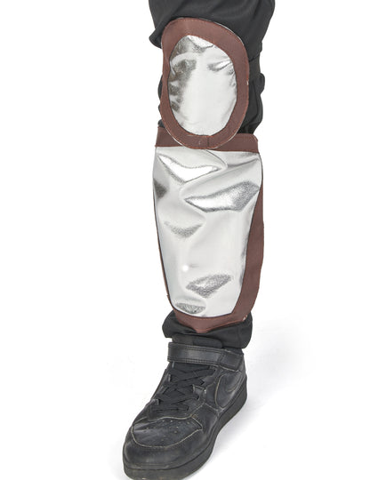 Détail du protège-tibia argenté du déguisement ninja pour garçon