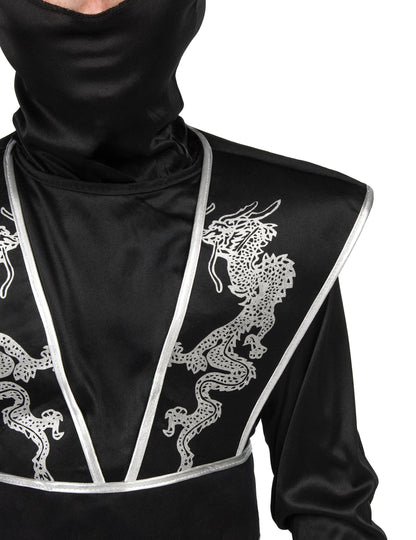 Detail na strieborný motív draka na hrudi ninja kostýmu pre chlapca