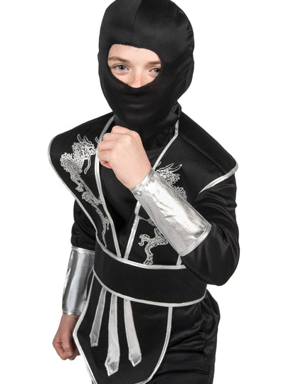 Detail na kuklu a chrániče rúk ninja kostýmu pre chlapca