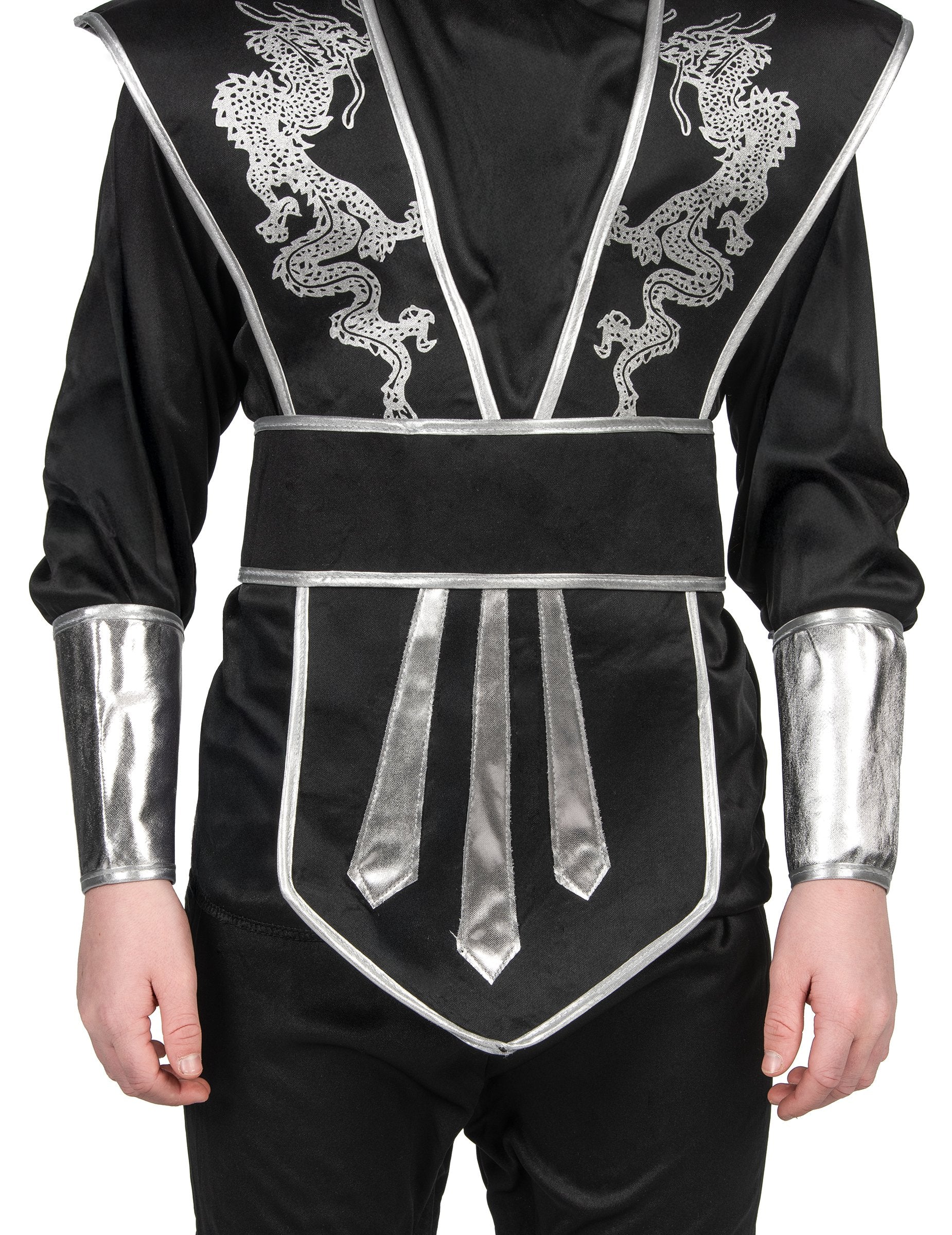 Detail na hrudi a opasku ninja kostýmu pre chlapca