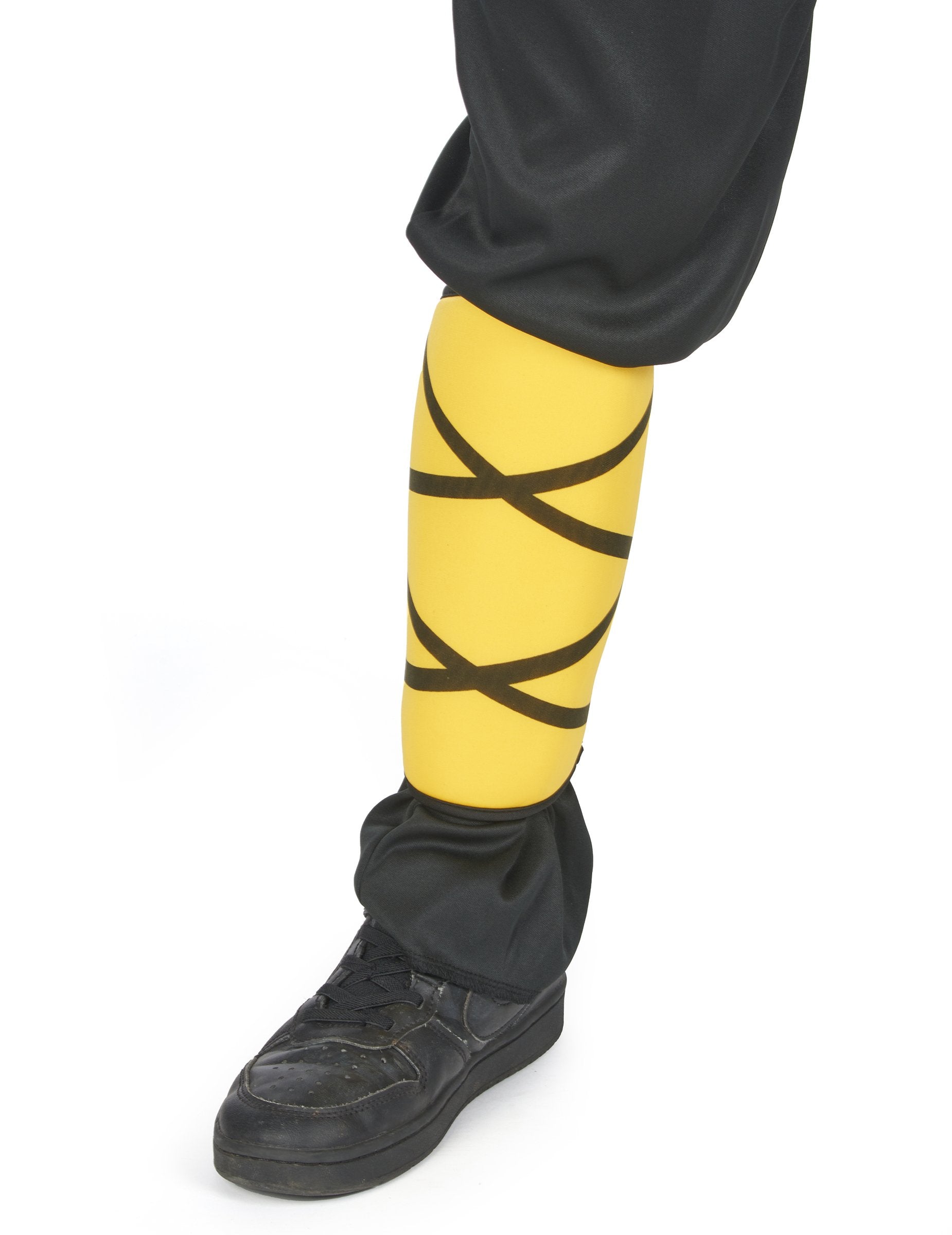 Detail žltej návleky na nohy s čiernymi stuhami ninjovského kostýmu pre chlapca