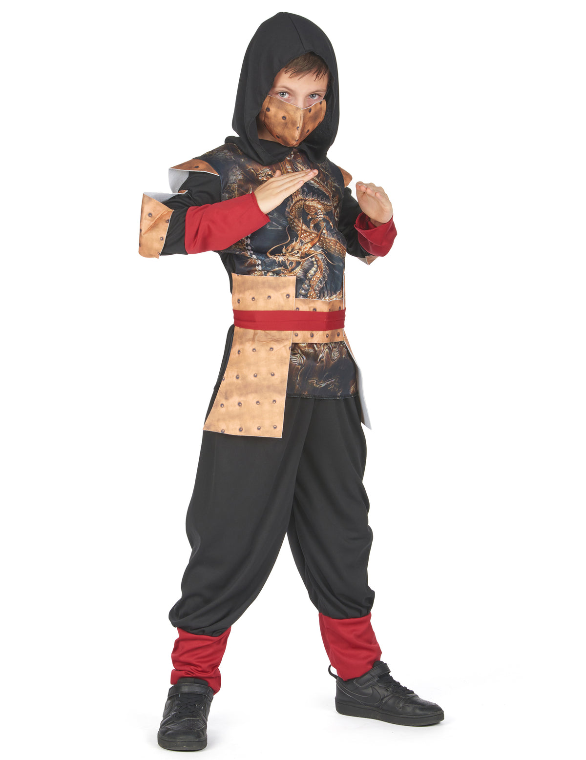 Pose de combat du déguisement ninja traditionnel pour garçon