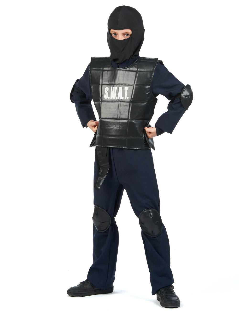 Pohľad spredu s hrudným pancierom a chráničmi kolien policajného kostýmu SWAT